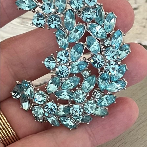 TRIFARI AQUA CRYSTAL RHINESTONE CRESCENT BROOCH VINTAGE STUNNING! - Picture 3 of 10